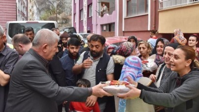 MAHALLELERDE PİDE DAĞITIMINI SÜRDÜRÜYOR