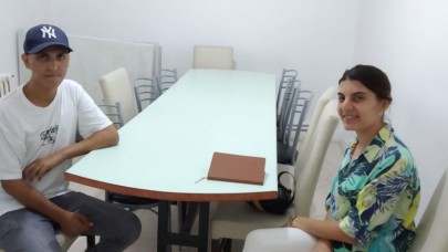 MELTEM ÖĞRETMEN GÖNÜLLÜ TERAPİ VERİYOR