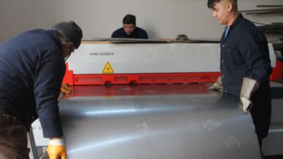 MESLEK LİSESİ ÖĞRENCİLERİ DEPREMZEDELER İÇİN SOBA ÜRETİYOR