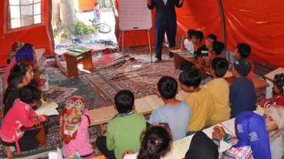 MEVSİMLİK TARIM İŞÇİLERİNİN ÇOCUKLARINA ÇADIRDA KUR’AN EĞİTİMİ
