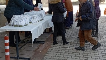 MEZARLIK VE CAMİİ ÖNLERİNDE İKRAMLARDA BULUNULDU