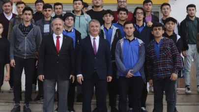 MEZUN OLDUĞU LİSEDE ÖĞRENCİLERLE BİR ARAYA GELDİ