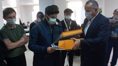 MEZUNU OLDUĞU OKULDAKİ ÖĞRENCİLERİ SEVİNDİRDİ