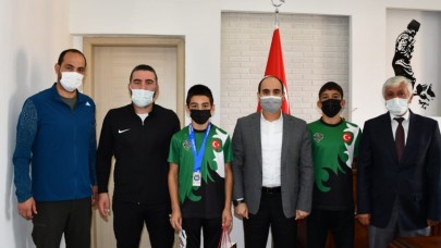MİLLİ SPORCULARDAN KAYMAKAM ALTINÖZ’E ZİYARET