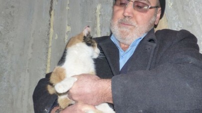 MİNAREDE MAHSUR KALAN KEDİYİ DİN GÖREVLİSİ KURTARDI