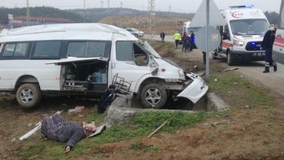MİNİBÜS DEVRİLDİ 19 YARALI