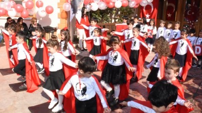 MİNİK ÖĞRENCİLERDEN BAYRAM COŞKUSU