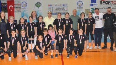 MİNİKLER VOLEYBOL ŞENLİĞİ DÜZENLENDİ