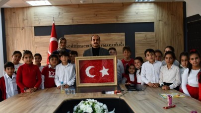 MİNİKLERDEN ALTINÖZ’E TÜRK BAYRAĞI TABLOSU HEDİYESİ