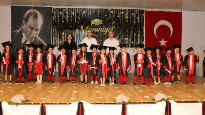 MİNİKLERİN MEZUNİYET SEVİNCİ