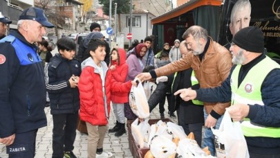 NEFES DERNEĞİ MAHALLELERDE VATANDAŞA EKMEK DAĞITIMI YAPIYOR
