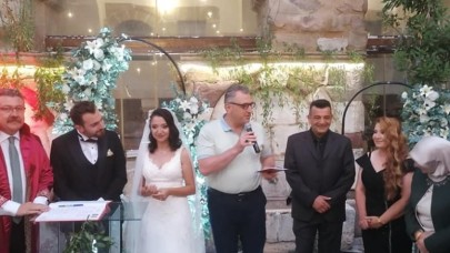 NİKAHI BAŞKAN KIYDI, ŞAHİTLİĞİNİ VEKİL YAPTI