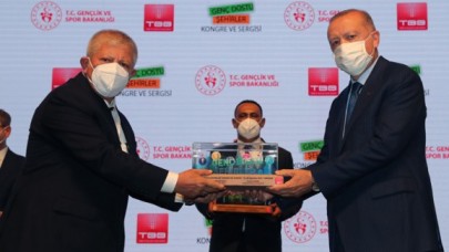 ÖDÜLÜNÜ CUMHURBAŞKANI’NIN ELİNDEN ALDI