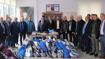 ÖĞRENCİLERE KIRTASİYE MALZEMELERİ DOLU ÇANTA HEDİYE EDİLDİ