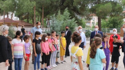 ÖĞRENCİLERE KİTAP HEDİYE ETTİ