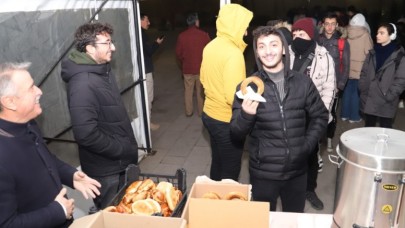 ÖĞRENCİLERE SİMİT ÇAY İKRAMI