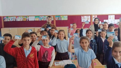 ÖĞRENCİLERE ÜYE KARTLARINI DAĞITTILAR