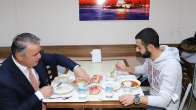 ÖĞRENCİLERLE BİRLİKTE YEMEK YEDİ