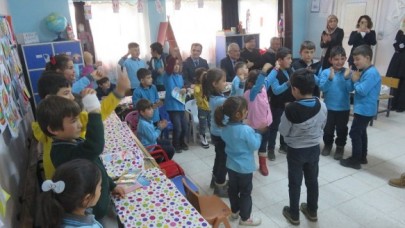 ÖĞRENCİLERLE TİYATRO İZLEDİ