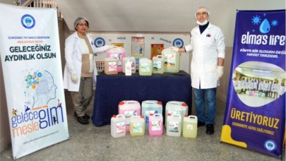 ÖĞRETMEN VE ÖĞRENCİLER AFET BÖLGESİ İÇİN HİJYEN MALZEMESİ ÜRETİYOR