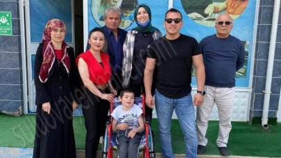 ÖĞRETMENİNDEN ENGELLİ ÖĞRENCİSİNE ANLAMLI YARDIM