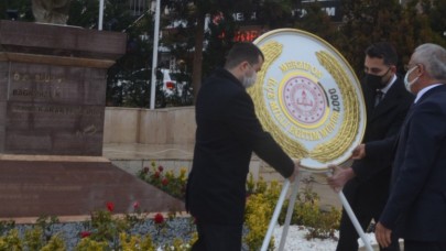 ÖĞRETMENLERDEN ATA'YA ÇELENK