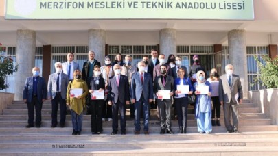 ÖĞRETMENLERE TEŞEKKÜR BELGELERİNİ VERDİ