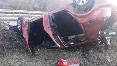 OTOMOBİL DEVRİLDİ 4 KİŞİ YARALANDI
