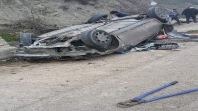 OTOMOBİL DEVRİLDİ 5 KİŞİ YARALANDI