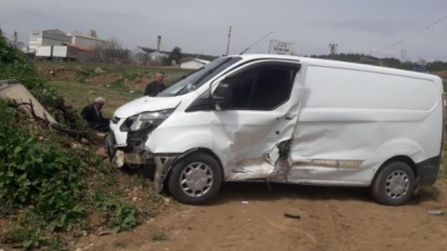 Otomobil ile kamyonet çarpıştı: 6 yaralı