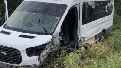 OTOMOBİL İLE MİNİBÜS ÇARPIŞTI 7 YARALI