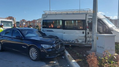 OTOMOBİL İLE MİNİBÜS ÇARPIŞTI 8 KİŞİ YARALANDI