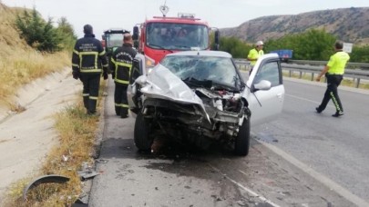 OTOMOBİL İLE TRAKTÖR ÇARPIŞTI 3 YARALI