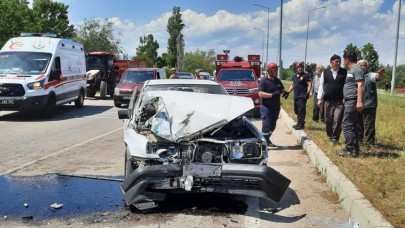 OTOMOBİL İLE TRAKTÖR ÇARPIŞTI