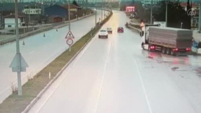 OTOMOBİL KÖPRÜ KORKULUĞUNA ÇARPTI 2 YARALI