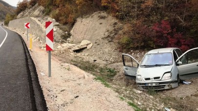 OTOMOBİL TABELAYA ÇARPTI 2 YARALI