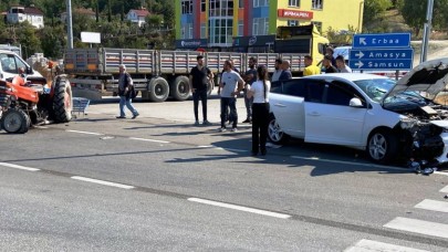 OTOMOBİLLE TRAKTÖR ÇARPIŞTI 4 YARALI
