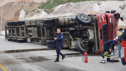PAMUK YÜKLÜ TIR DEVRİLDİ: 1 YARALI