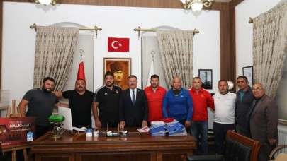 PEHLİVANLARDAN BAŞKAN KARGI’YA ZİYARET