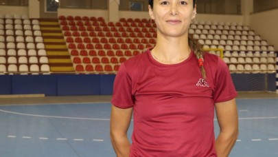 PERİHAN ÖĞRETMEN, AY YILDIZLI FORMAYI GURURLA TAŞIYOR
