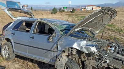 PİKAP İLE OTOMOBİL ÇARPIŞTI 3 KİŞİ YARALANDI