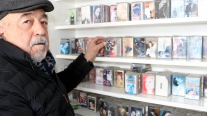 PLAKÇILIK MESLEĞİNİ 50 YILDIR DEVAM ETTİRİYOR