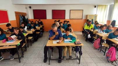 POLİS OKULLARDA ÖĞRENCİLERLE KİTAP OKUYUP OYUNLAR OYNUYOR
