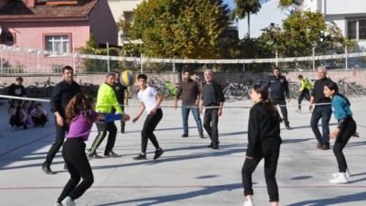 POLİSLER ÖĞRENCİLERLE VOLEYBOL MAÇI YAPTI
