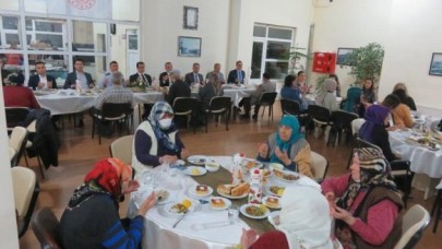 PROTOKOL ORUÇLARINI HUZUREVİ’NDE AÇTI