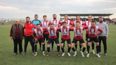RAKİBİ GEÇTİ, HAKEME TAKILDI