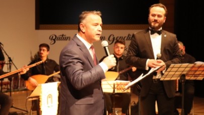 REKTÖR ELMACI ÇANAKKALE ŞİİRİ VE TÜRKÜSÜNÜ SESLENDİRDİ