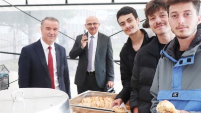 REKTÖR ELMACI ÖĞRENCİLERLE BULUŞTU
