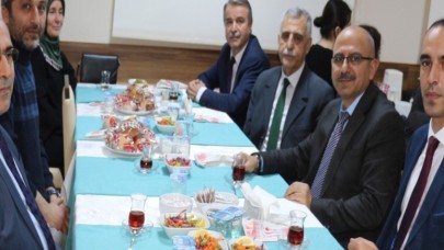 Rektör Elmacı Öğrencilerle İftar Yemeğinde Buluştu
