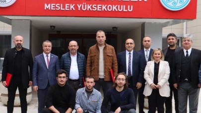 REKTÖR ELMACI TEKNOFEST KARADENİZ’E KATILAN TAKIMLARLA BULUŞTU